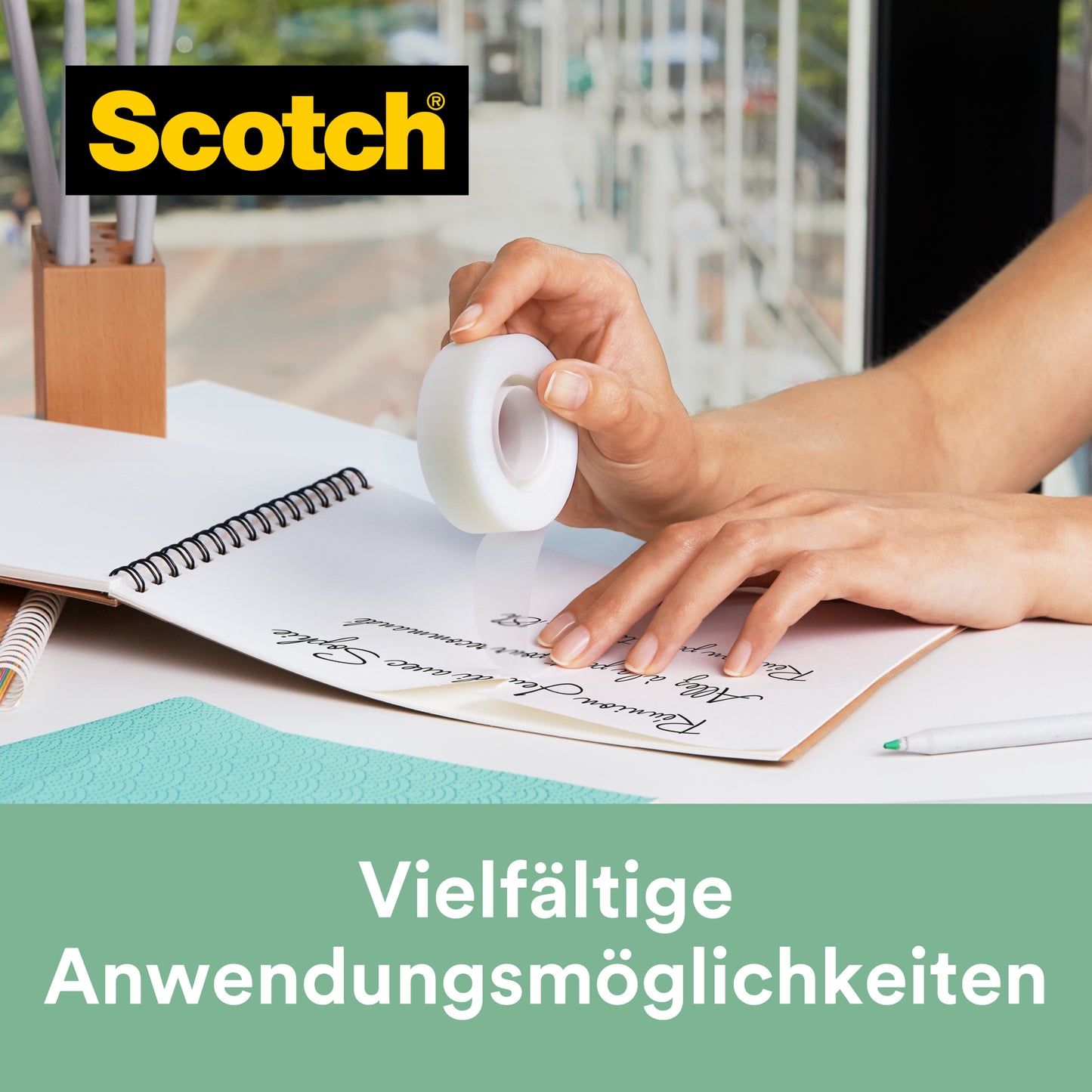 Mit dem Scotch® C38 Tischabroller und Scotch® Magic™ Klebeband (mit 66 % pflanzlichem Klebstoff, 19 mm x 33 m, 3 Rollen/Pkg) befestigt jemand eine Notiz am Notizbuch. Text: "Vielfältige Anwendungsmöglichkeiten.