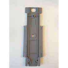 Die Dr. Schnell Rückwand für Spender Euroflasche von DR.SCHNELL GmbH & Co. KGaA ist ein rechteckiges, hellgraues Kunststoffteil mit erhabenen Bereichen, kreisrunden Löchern und Rillen für die Spenderbefestigung, abgebildet auf weißem Hintergrund.