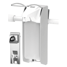 Der Dr. Schnell Rohrhalter für Euroflasche von DR.SCHNELL GmbH & Co. KGaA ist ein Wandzubehör aus Metall und Kunststoff für Spender, hier montiert auf einer horizontalen Schiene mit einer Nahaufnahme der Halterung in der unteren linken Ecke.