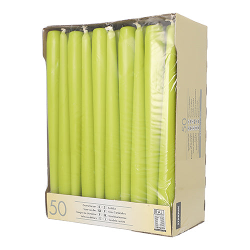 Eine Pappschachtel mit 50 Starpak Leuchterkerzen (Ø 2,2 cm - 25 cm), teilweise in Klarsichtfolie verpackt, ist an der Vorderseite geöffnet, um die hohen weißen Kerzen mit langer Brenndauer zu präsentieren.