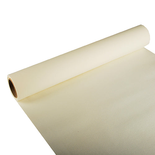 Częściowo rozwinięty PAPSTAR bieżnik stołowy, Tissue „ROYAL Collection“ (3 m x 40 cm) firmy PAPSTAR GmbH w kolorze kremowym, prezentowany na białym tle, podkreśla swoją gładką fakturę i cylindryczną formę – idealny na uroczyste okazje.