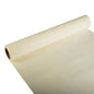 Częściowo rozwinięty PAPSTAR bieżnik stołowy, Tissue „ROYAL Collection“ (3 m x 40 cm) firmy PAPSTAR GmbH w kolorze kremowym, prezentowany na białym tle, podkreśla swoją gładką fakturę i cylindryczną formę – idealny na uroczyste okazje.