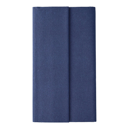 Obrus firmy PAPSTAR GmbH z kolekcji ROYAL (z tkaniny, 120 x 180 cm) w ciemnoniebieskim kolorze jest starannie złożony i ustawiony pionowo na prostym białym tle, co podkreśla jego wysoką jakość.