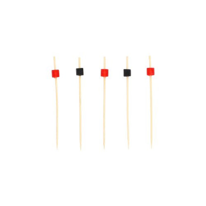 Pięć PAPSTAR 100 Fingerfood - Picker-Spieße der PAPSTAR GmbH stoi pionowo, każdy z małą, kwadratową perełką na górze - trzy czerwone, dwie czarne - na prostym białym tle.