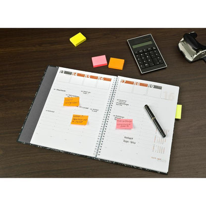 Otwarty planer z odręcznymi notatkami i kolorowymi karteczkami Post-it® w różnych kolorach neonowych (38 mm x 51 mm, 100 arkuszy/blok, 3 bloki/opakowanie, 100% PEFC) od 3M Deutschland GmbH na drewnianym stole z długopisem, kalkulatorem i dyspenserem taśmy klejącej.