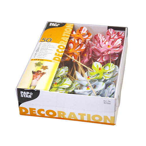 Pudełko z 50 PAPSTAR dekoracyjnymi szpilkami "Wiatrak" (17,5 cm, sortowane kolorystycznie) w papierowej tacy, idealne jako akcesoria imprezowe do napojów. Opakowanie jest ozdobione napisem "DECORATION" firmy PAPSTAR GmbH oraz ilustracją napojów z dekoracjami.