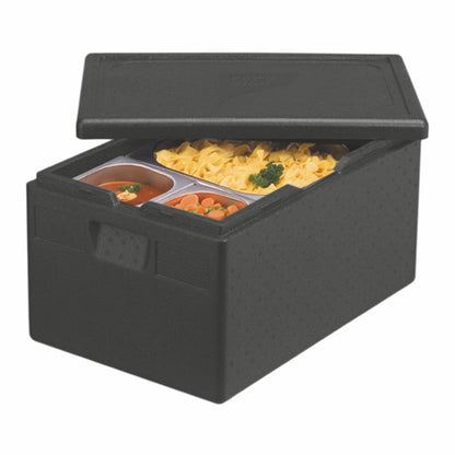 Ein PAPSTAR Isolier-Transportbehälter, EPP 60 cm x 40 cm schwarz „Gastro-Norm 1/1“ der PAPSTAR GmbH mit teilweise geöffnetem Deckel gibt den Blick auf drei Schalen – Suppe, Gemüse und Pasta – in Gastro-Norm 1/1-Behältern frei.