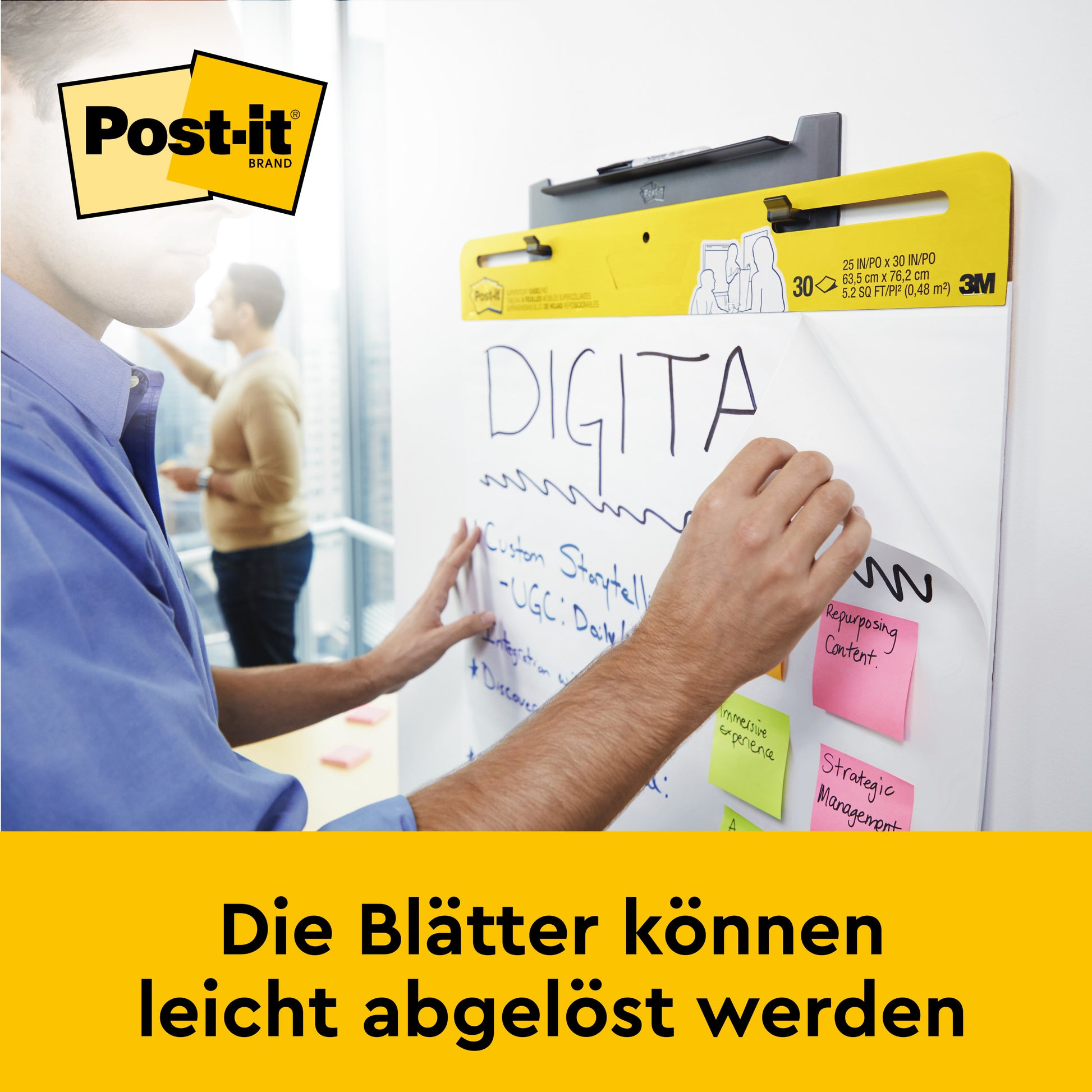 Eine Person schreibt auf einem 3M Deutschland GmbH Post-it® Super Sticky selbsthaftendes Mini Meeting Chart/Flipchart Mini 577SS, 38 x 45,7 cm, während bunte Haftnotizen den Block zieren. Am Boden steht: "Die Blätter können leicht abgelöst werden.