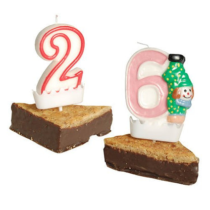Czerwono-biała "2" i różowo-biała "6" świeczka liczba z klaunem są umieszczone na kawałkach brownie, każda z uchwytem PAPSTAR na świeczki liczby (biały, 3,8x4,9 cm) jako stabilne, dekoracyjne uchwyty na świeczki urodzinowe.
