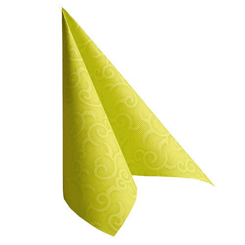 Eine einzelne grüne PAPSTAR "ROYAL Collection" 1/4-fold 40 x 40 cm Serviette der PAPSTAR GmbH ist aufrecht in eine Kegelform vor weißem Hintergrund gefaltet - perfekt für festliche Anlässe.