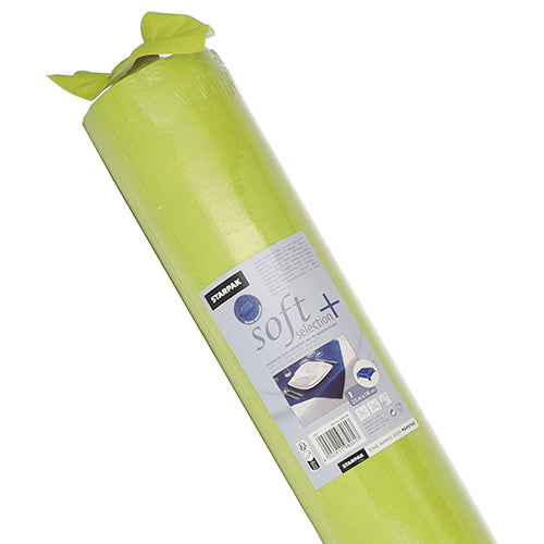 Eine teilweise ausgepackte Rolle hellgrüner, stoffähnlicher Starpak Tischdecke "soft selection plus"; das Etikett zeigt Text und Bilder mit dieser langlebigen Vliesdecke von Starpak im Einsatz auf einem Tisch.