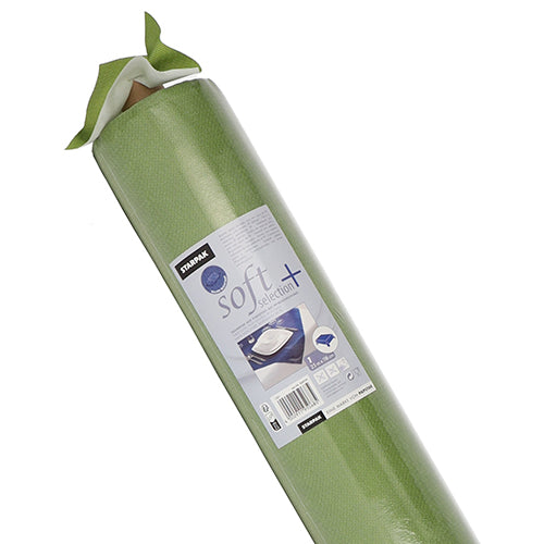 Eine Rolle Starpak Tischdecke, stoffähnlich, Vlies "soft selection plus" mit weißem Etikett mit Markennamen, Gebrauchsabbildungen und einem Foto der Einlage, die als langlebige Tischdecke unter Küchengeräten verwendet wird.