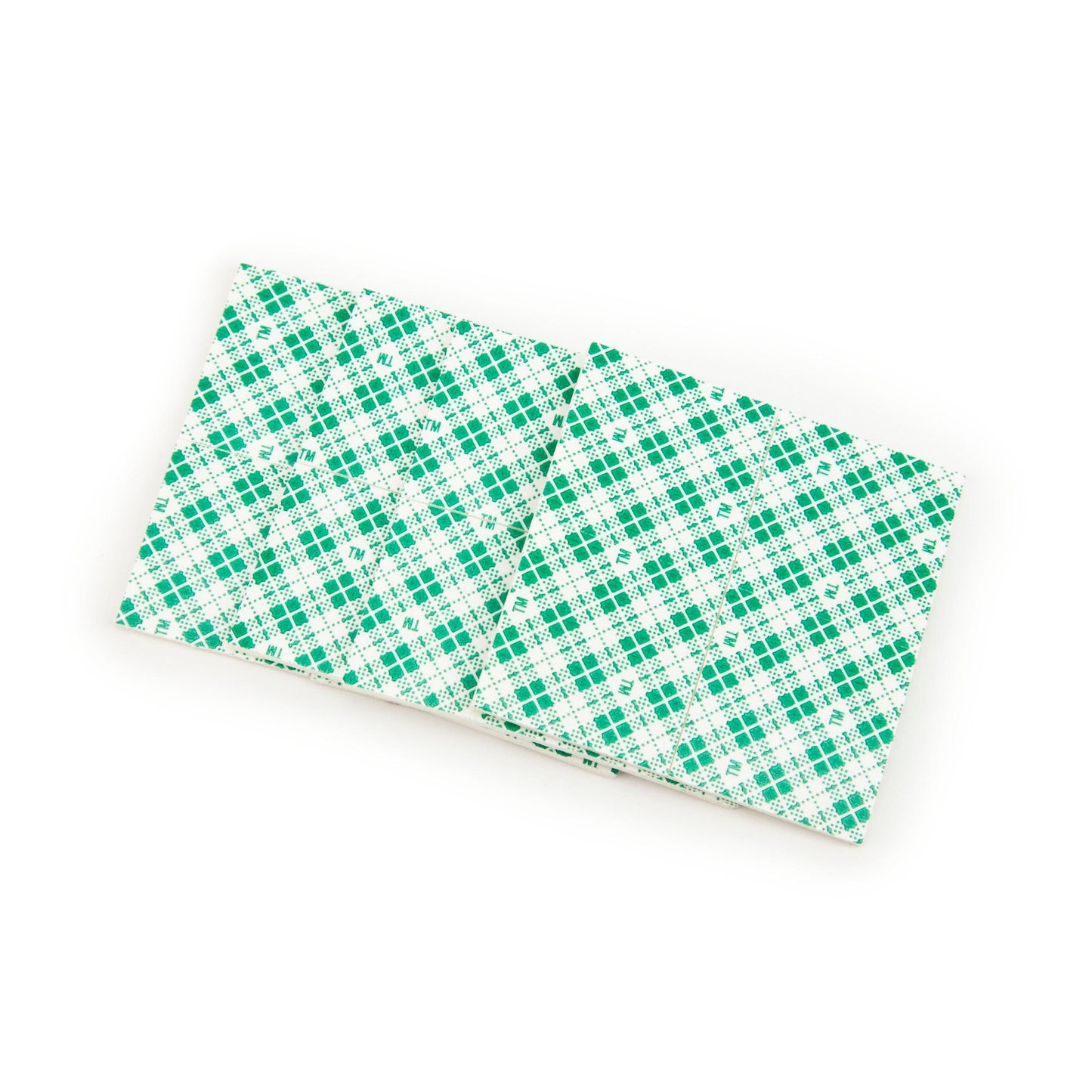 Ein Paar Scotch-FIX™ Doppelseitige Innenmontagequadrate 4496-ST16-P (25 mm x 25 mm, 16 Stück/Packung) von 3M Deutschland GmbH mit grün-kariertem Muster bieten starke Klebekraft für sichere Befestigung im Innenbereich.