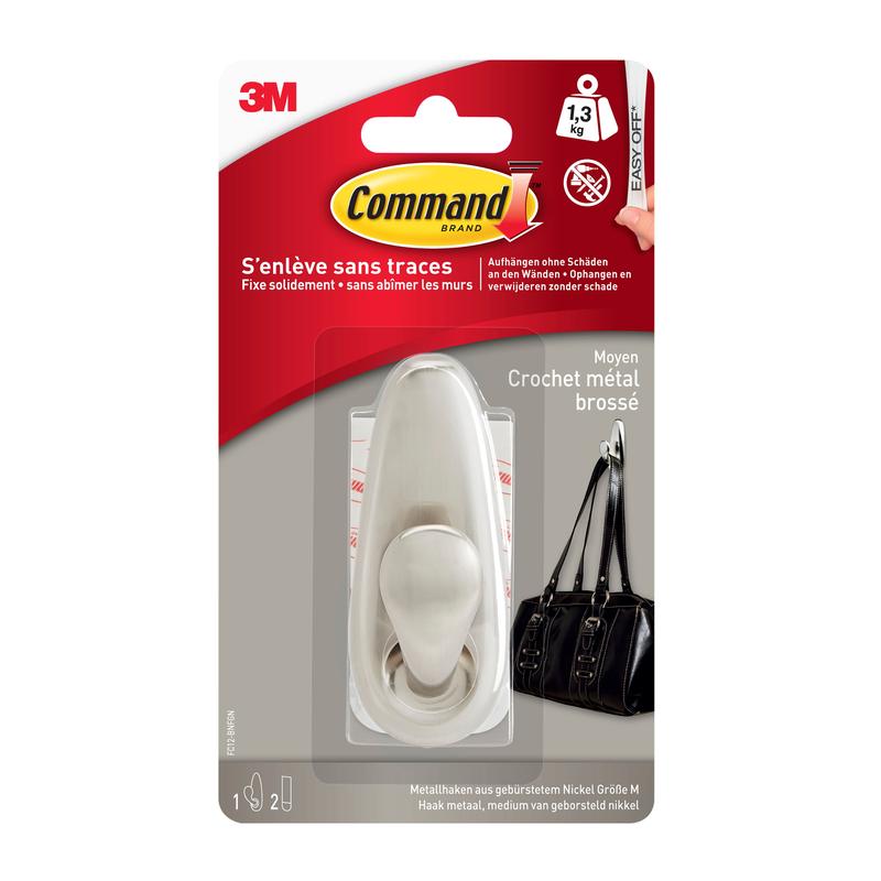 Hak metalowy Command™ "klasyczny" firmy 3M Deutschland GmbH, zamontowany na ścianie i wyposażony w czarną torebkę, może unieść do 1,3 kg i można go czysto usunąć, nie uszkadzając ścian.