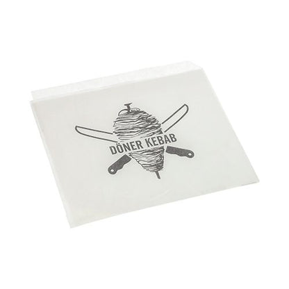 Torebki kebabowe PAPSTAR, zamiennik pergaminu, 16x16 cm, folia termokurczliwa odporna na tłuszcz (1000 sztuk) od PAPSTAR GmbH to trwałe, białe opakowanie na żywność z rożnem do kebaba i skrzyżowanymi nożami oraz tekstem "DÖNER KEBAB".