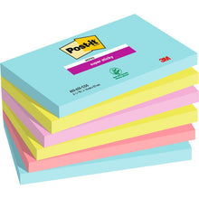 Na zdjęciu jest stos sześciu karteczek Post-it® Super Sticky Notes (76 mm x 127 mm, 90 arkuszy/blok, 100% PEFC) firmy 3M Deutschland GmbH w kolorach niebieskim, różowym i żółtym z widocznym brandingiem na górnym bloku.