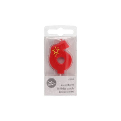 Świeczka z liczbami Mini (6,8 cm) firmy PAPSTAR GmbH to czerwona świeczka z liczbą sześć i żółtymi gwiazdami, idealna do dekoracji każdego tortu urodzinowego. Dostarczana jest w przezroczystym plastikowym opakowaniu z wielojęzycznym oznakowaniem.