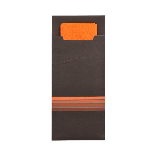 Die PAPSTAR 520 Bestecktaschen der PAPSTAR GmbH sind dunkelbraune Bestecktaschen aus Papier im Format 20x8,5 cm mit drei waagerechten orangefarbenen Streifen und einer integrierten, passenden orangefarbenen 2-lagigen Serviette im Format 33x33 cm, die innen teilweise sichtbar ist.