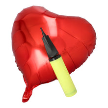 Czerwony balon foliowy w kształcie serca jest pompowany pompką PAPSTAR do balonów foliowych, żółtą, 28x4,5 cm (1 sztuka) od PAPSTAR GmbH - idealny element stylowego wyposażenia na przyjęcie na białym tle.