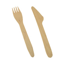 Zestaw sztućców drewnianych "pure" 16,5 cm nóż i widelec od PAPSTAR GmbH leży obok siebie na białym tle. Przyjazne dla środowiska sztućce drewniane zachwycają prostym, gładkim designem.