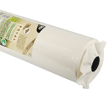 Zbliżenie na PAPSTAR obrus ROYAL Collection, biały (25 m x 1,18 m), firmy PAPSTAR GmbH pokazuje zwinięty biały obrus ze strukturalną powierzchnią i beżową etykietą na białym tle.