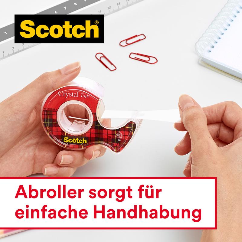 Osoba używa czerwono-kartowanego dozownika do nałożenia taśmy klejącej Scotch® Crystal 6-1925R3 (19 mm x 25 m, 3 rolki/opakowanie) od 3M Deutschland GmbH. W pobliżu znajdują się linijka, czerwone spinacze biurowe i notatnik; polski tekst podkreśla opakowanie uzupełniające.