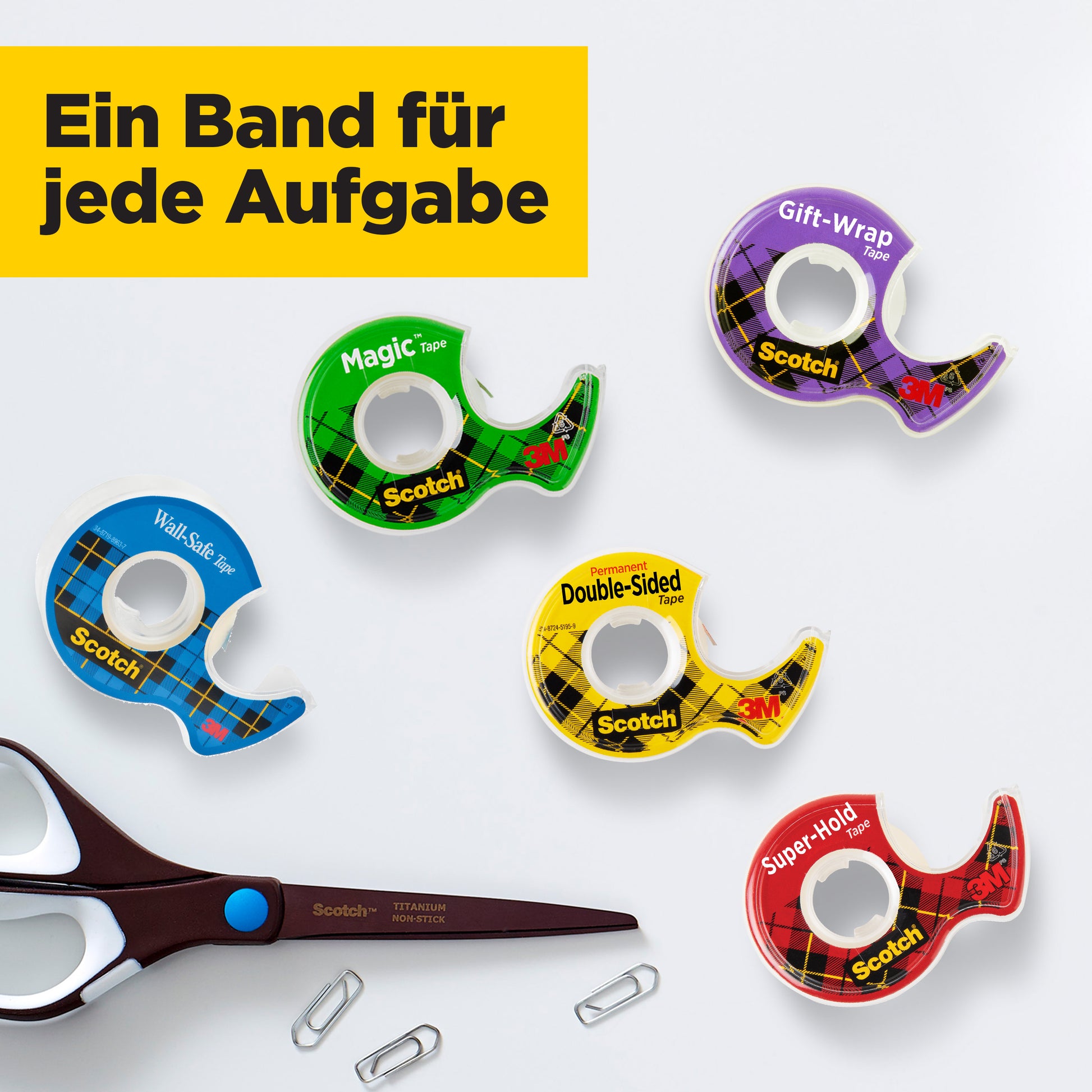 Das 3M Scotch® Magic™ Unsichtbares Klebeband Set (2 Rollen, 19 mm x 12 m + 3,2 m gratis) mit Handabroller von 3M Deutschland GmbH liegt auf weißem Untergrund neben Schere und Büroklammern; oben links ist ein deutscher Textbanner.