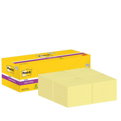 Żółte pudełko Post-it® Super Sticky Notes, 76 mm x 76 mm, 90 arkuszy/blok, z 3M Deutschland GmbH jest pokazane obok stosów kwadratowych karteczek samoprzylepnych. Na opakowaniu widoczne są logo Post-it i 3M. 100% certyfikowane przez PEFC.