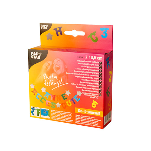 Zestaw personalizowanych łańcuchów powitalnych PAPSTAR GmbH w wersji końcowej przychodzi w kolorowym pudełku z kolorowymi literami, radosnymi motywami, wielojęzycznym tekstem i szczegółami produktu, w tym wymiarami na przedniej stronie.