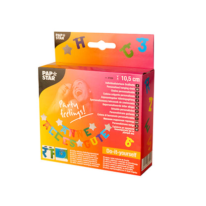 Zestaw personalizowanych łańcuchów powitalnych PAPSTAR GmbH w wersji końcowej przychodzi w kolorowym pudełku z kolorowymi literami, radosnymi motywami, wielojęzycznym tekstem i szczegółami produktu, w tym wymiarami na przedniej stronie.