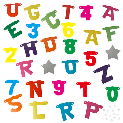Kolorowe plastikowe cyfry, litery i dwie szare gwiazdy z zestawu PAPSTAR GmbH w wersji końcowej są rozrzucone na białym tle, z małymi wtyczkami do personalizowanych powitań na każdą okazję.