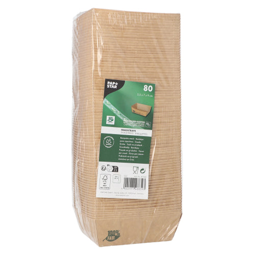 Eine verpackte Packung mit 80 PAPSTAR Snacktrays „pure“ braun „100% Fair“ von der PAPSTAR GmbH steht aufrecht, mit einem Etikett auf der Vorderseite, das Produktdetails sowie Symbole für Umweltfreundlichkeit und biologisch abbaubar zeigt; die durchsichtige Verpackung gibt den Blick auf gestapelte Schalen im Inneren frei.