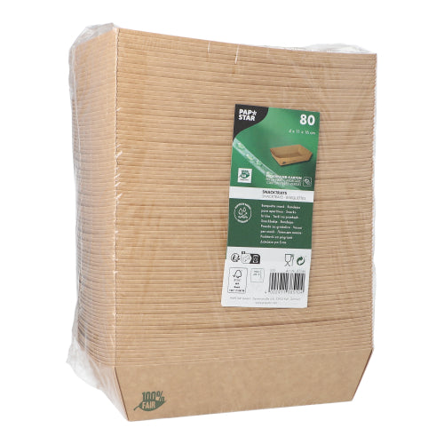 Eine versiegelte Packung mit 80 Snacktrays „pure“ braun der PAPSTAR GmbH, hergestellt aus 100 % Fair-Papier – rechteckige, umweltfreundliche, biologisch abbaubare Teller, ordentlich gestapelt mit einem grün-weißen Etikett und in durchsichtige Folie eingewickelt.