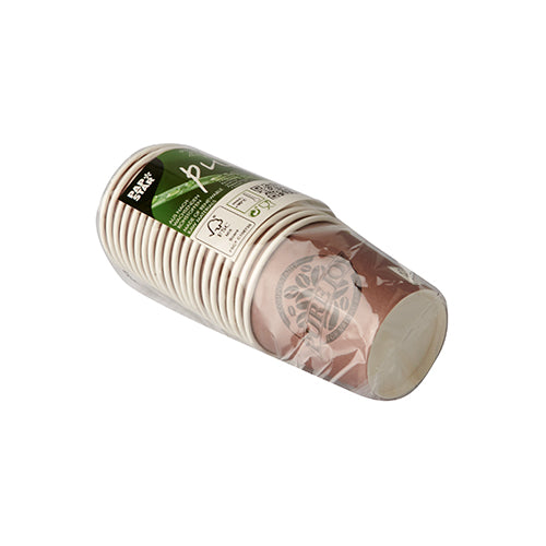 Stos PAPSTAR fioletowych kubków papierowych "Pure Joy" (20 sztuk, Ø 6 cm) firmy PAPSTAR GmbH, zapakowanych w folię termokurczliwą z zielono-białą etykietą. Fioletowe kubki papierowe są starannie włożone jeden w drugi.