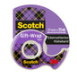 Eine Rolle Scotch® Geschenk-Klebeband im Handabroller, CAT 15 (19 mm x 15 m) von 3M Deutschland GmbH, in lila Verpackung mit schwarz-gelbem Argyle-Design und deutschem Text. Ideal für Geschenkverpackungen.
