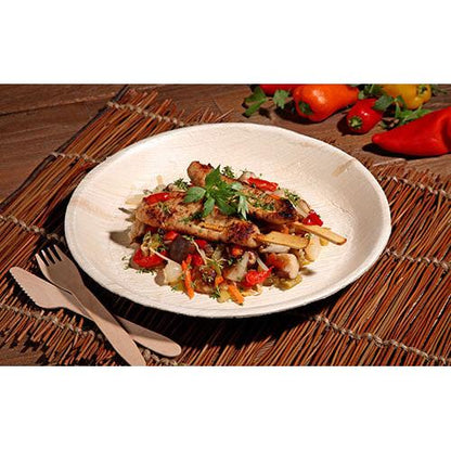 Grillowane szaszłyki z kurczaka z kolorową patelnią warzywną są serwowane na talerzu PAPSTAR 6, okrągłym z liści palmowych „pure“ od PAPSTAR GmbH – przyjazne dla środowiska naczynia, stylowo zaprezentowane na tkanej podkładce z drewnianymi sztućcami i świeżymi paprykami na widoku.