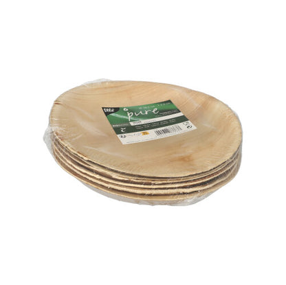 Stos okrągłych talerzy PAPSTAR 6 z liści palmowych „pure“ od PAPSTAR GmbH, jasno brązowy w naturalnym wyglądzie drewna, zapakowany w plastikowe opakowanie z etykietą produktu – idealny jako przyjazne dla środowiska naczynia na każdą okazję.