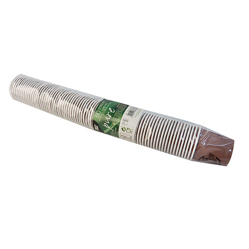 Przezroczysty pakiet plastikowy zawiera stosowane białe kubki PAPSTAR 80, papierowe „Pure Joy“ firmy PAPSTAR GmbH, z brązowym wnętrzem i zieloną etykietą, które łączą w sobie przyjazność dla środowiska i nowoczesny design.