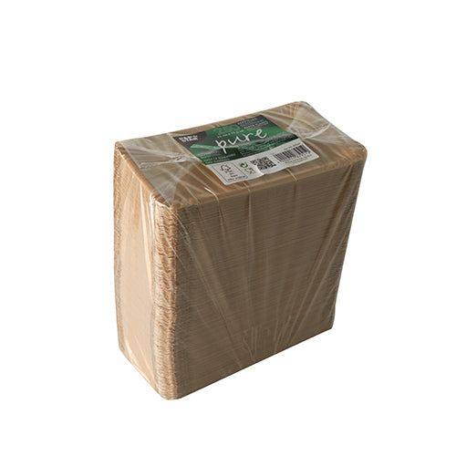 Ein Stapel PAPSTAR 250 "pure" weiße, rechteckige Pappteller der PAPSTAR GmbH, sauber verpackt in durchsichtigem Plastik mit grünem und weißem Etikett - ideal für umweltfreundliche Zusammenkünfte, kombiniert mit braunen Servietten oder anderem nachhaltigen Geschirr.