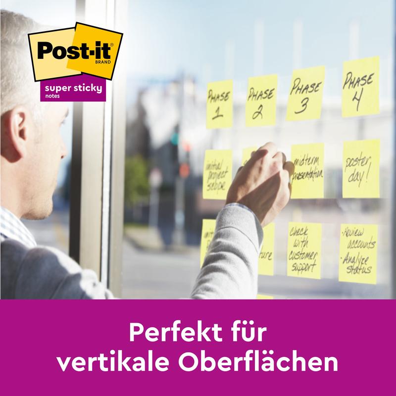 Osoba przykleja karteczki samoprzylepne Post-it® Super Sticky Notes, 76 mm x 76 mm, 90 arkuszy/blok od 3M Deutschland GmbH na szklane okno. Poniższy tekst brzmi: „Idealne do powierzchni pionowych.