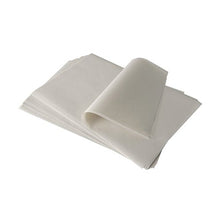 Stos PAPSTAR papieru woskowanego dla rzeźników (37,5x25 cm, biały, odporny na tłuszcz wosk palmowy) od PAPSTAR GmbH, z częściowo podniesionym i złożonym arkuszem, odizolowany na białym tle.