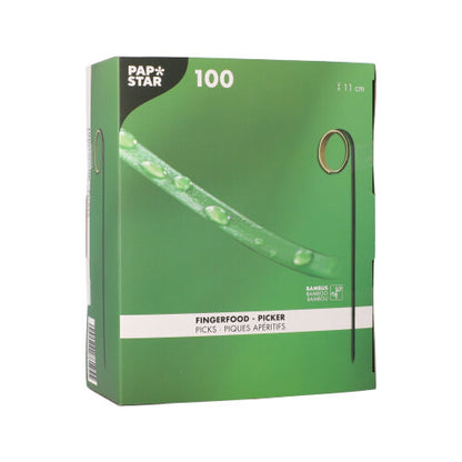 Zielone pudełko "PAPSTAR 100 wykałaczek do fingerfood" od PAPSTAR GmbH zawiera bambusowe wykałaczki o długości 11 cm do fingerfood, posiada certyfikat FSC i przedstawia na opakowaniu bambusową wykałaczkę z kroplami wody.