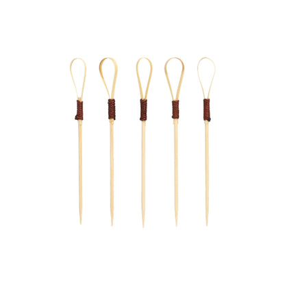 Czterdzieści PAPSTAR wykałaczek do finger food o długości 10 cm "Loop" od PAPSTAR GmbH, idealnych do przekąsek i finger food, charakteryzuje się unikalnym designem pętli z ciemnobrązowymi owiniętymi sekcjami, które są ustawione pionowo na prostym białym tle.