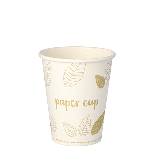 Ein PAPSTAR GmbH 50 Trinkbecher, Pappe „pure“ „ZERO“, weiß mit Goldblattmuster und „paper cup“-Aufdruck, aus nachhaltigen Materialien, steht aufrecht vor weißem Hintergrund.