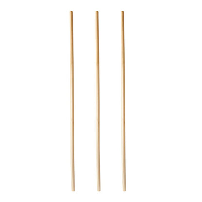 Trzy proste, jasne PAPSTAR GmbH słomki "pure" (Ø 4 mm, 23 cm) są ustawione pionowo na białym tle, podkreślając stylowe i ekologiczne papierowe słomki z 150-częściowego kartonu dyspenserowego.