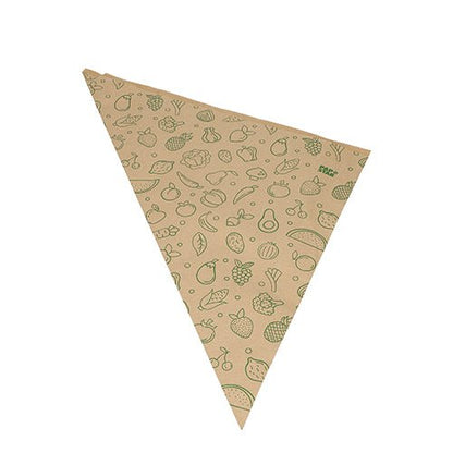 Trójkątny brązowy arkusz papieru kraftowego z serii „1000 rożków papierowych Owoce & Warzywa” od PAPSTAR GmbH z zielonymi rysunkami owoców, warzyw i liści na prostym białym tle.