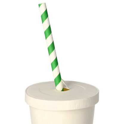 W pokrywce PAPSTAR do kubków, okrągła Ø 8 cm, biała, tektura | folia (50 sztuk) firmy PAPSTAR GmbH umieszczono zielono-biały pasiasty słomkę papierową na białym jednorazowym kubku, który stoi na prostym białym tle.