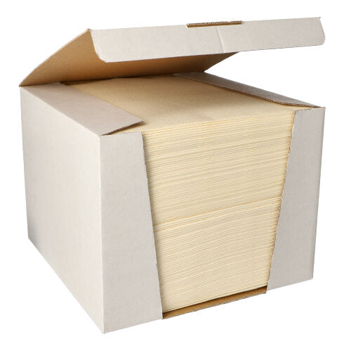 W otwartym dużym kartonie znajduje się starannie ułożony stos PAPSTAR 100 serwetek „ROYAL Collection“ 1/4-złożenie, 40 cm x 40 cm, firmy PAPSTAR GmbH.