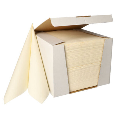 W białym kartonie firmy PAPSTAR GmbH wystawiono 100 serwetek „ROYAL Collection“ w formacie 1/4-złożenie 40 x 40 cm. Dwie beżowe serwetki są częściowo wysunięte z przodu, podkreślając tym samym ich wysokiej jakości materiał.