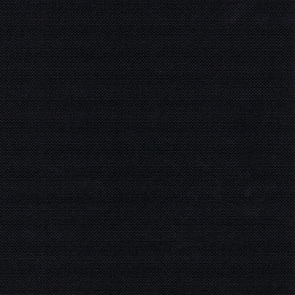 Zbliżenie PAPSTAR 100 serwetek „ROYAL Collection“ 1/4-złożenie (40x40 cm) firmy PAPSTAR GmbH pokazuje jednolitą czarną tkaninę z delikatną, równomiernie tkaną strukturą, bez widocznych wzorów czy projektów.